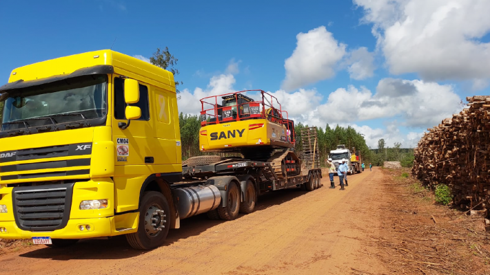 Na foto: Caminhão Amarelo com carregamento de Madeira. Reflorestar e Bracell